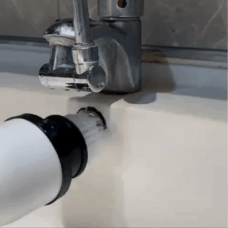 Cepillo limpiando baño en acción